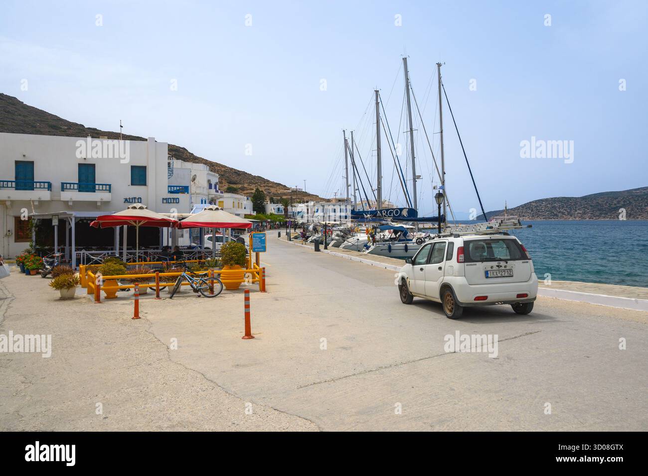 Katapola, Amorgos - 18 maggio 2024: Strada lungo il mare a Katapola sull'isola di Amorgos. Cicladi, Grecia Foto Stock