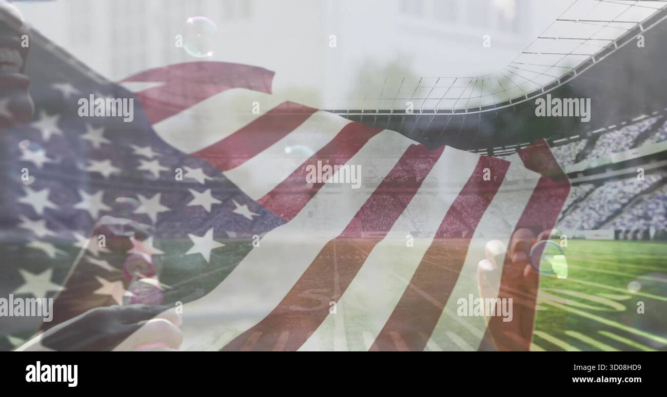 Coppia madre-figlio in abbigliamento sportivo che tiene le estremità in campo allo stadio, con grande bandiera americana Foto Stock