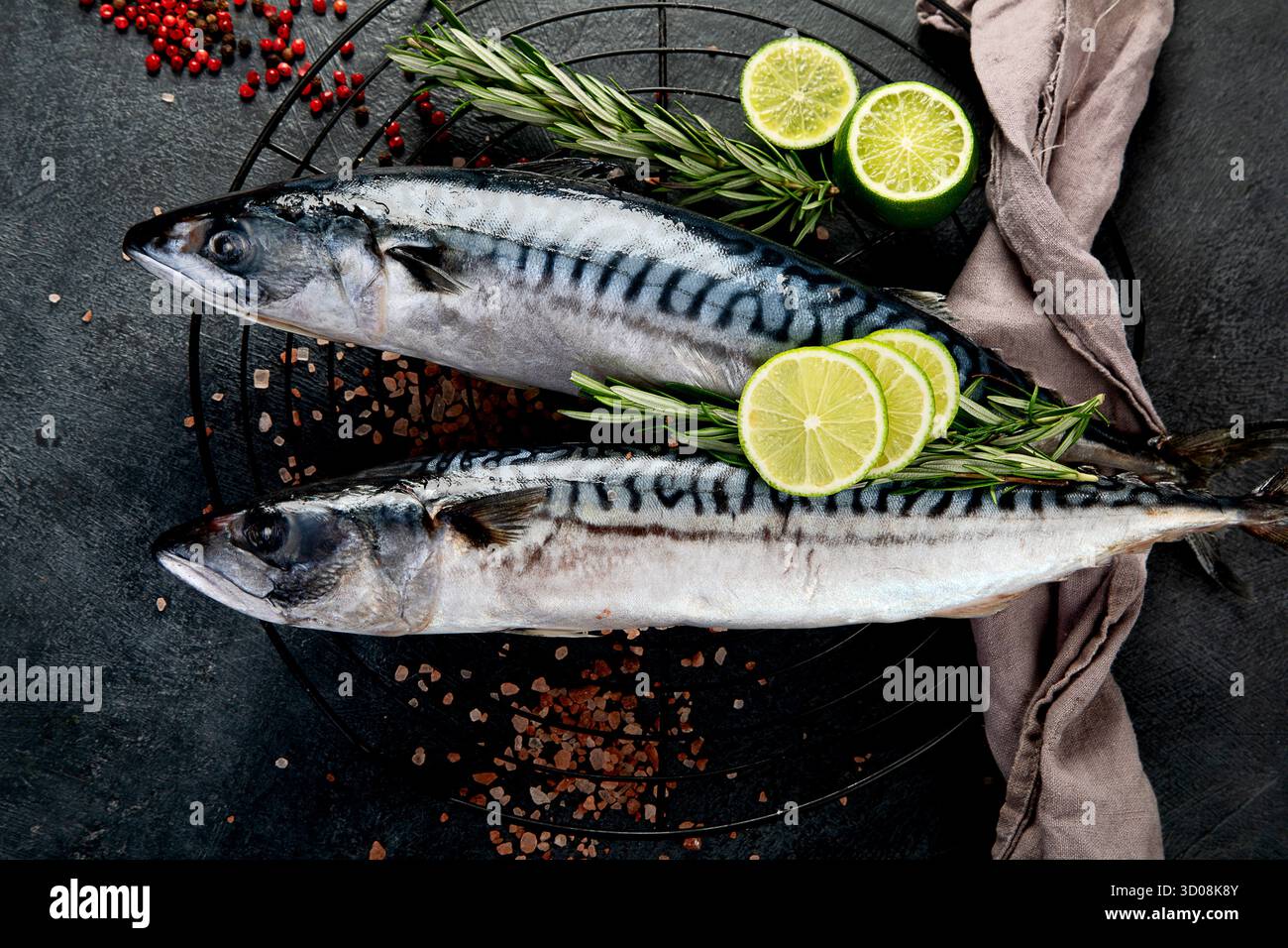 Sgombro fresco ed erbe aromatiche. Pesce fresco e specialità di pesce. Vista dall'alto. Foto Stock