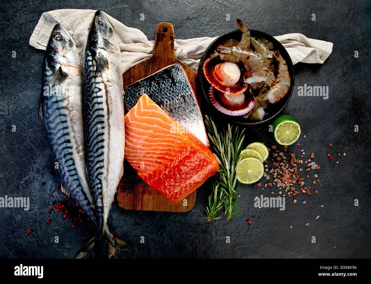 Varietà di pesce fresco ed erbe aromatiche. Pesce fresco e specialità di pesce. Vista dall'alto. Foto Stock