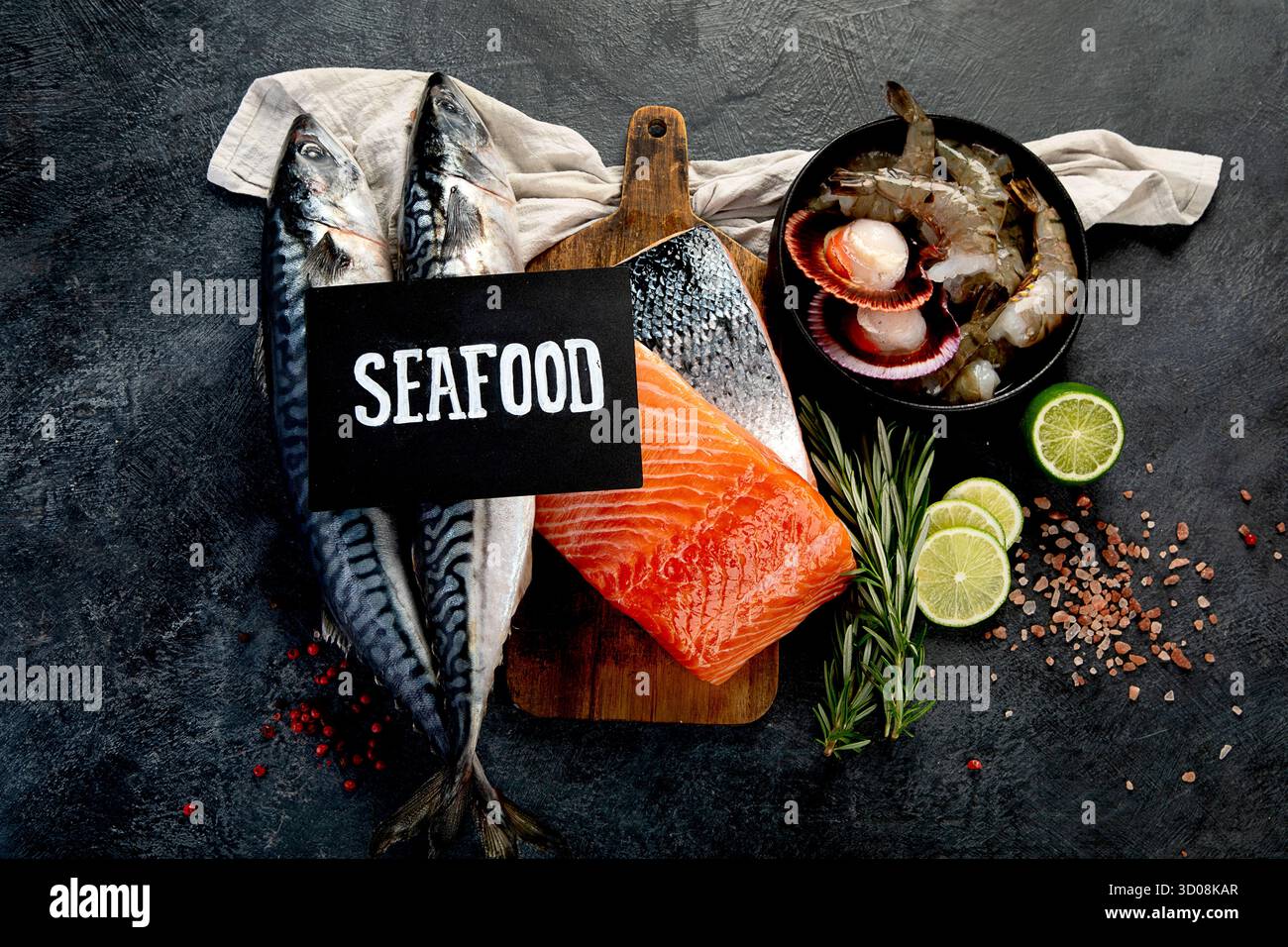 Varietà di pesce fresco ed erbe aromatiche. Pesce fresco e specialità di pesce. Vista dall'alto. Foto Stock