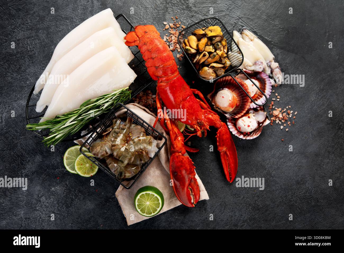 Varietà di pesce fresco ed erbe aromatiche. Pesce fresco e specialità di pesce. Vista dall'alto. Foto Stock