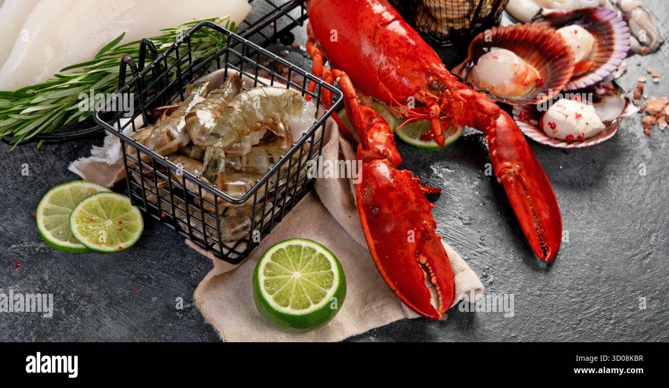 Varietà di pesce fresco ed erbe aromatiche. Pesce fresco e specialità di pesce. Vista dall'alto. Foto Stock