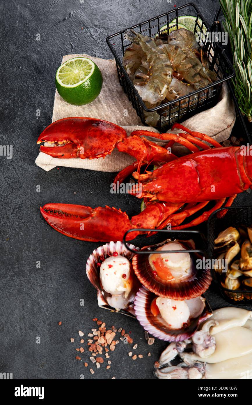 Varietà di pesce fresco ed erbe aromatiche. Pesce fresco e specialità di pesce. Vista dall'alto. Foto Stock