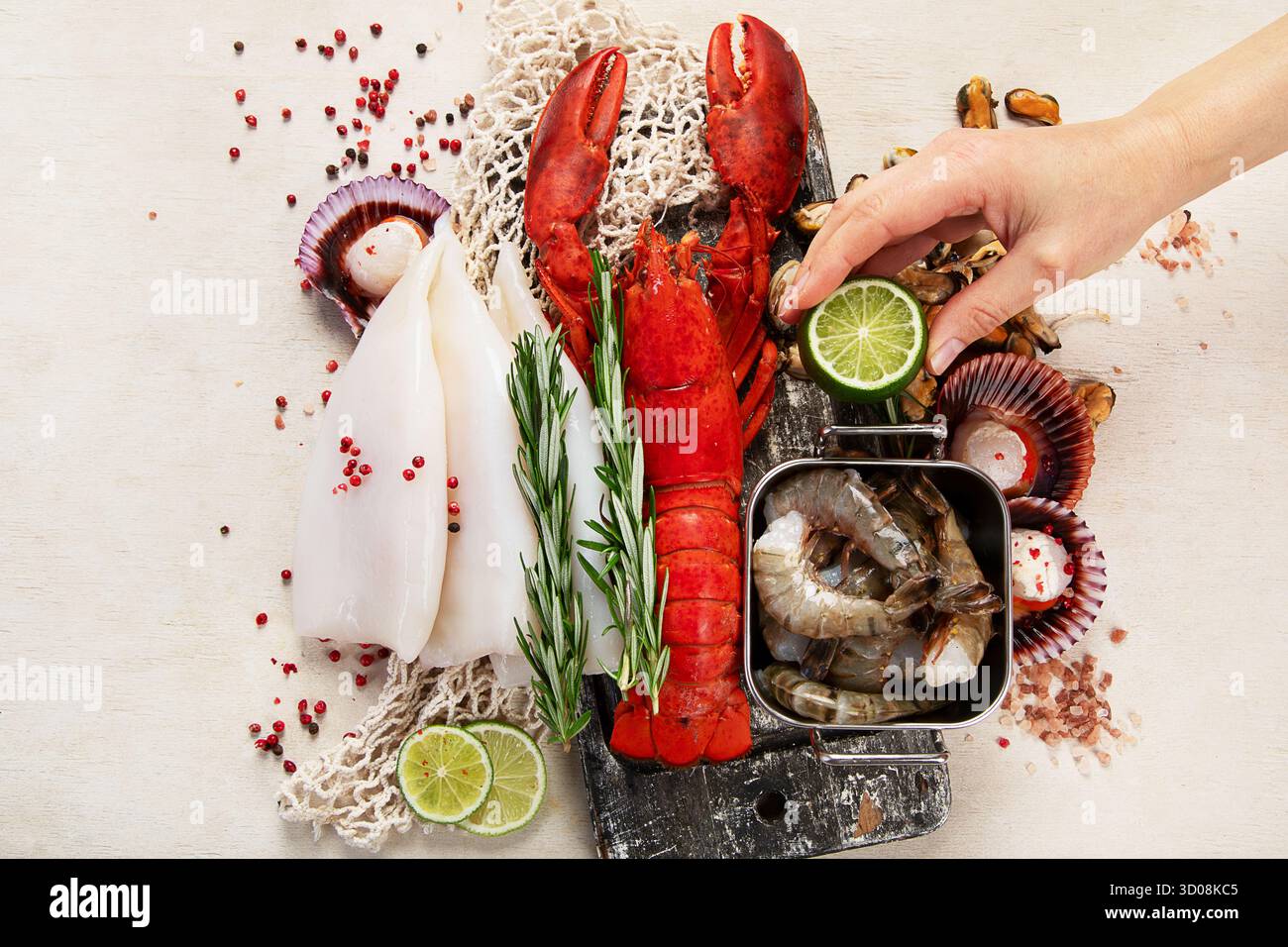 Varietà di pesce fresco ed erbe aromatiche. Pesce fresco e specialità di pesce. Vista dall'alto. Foto Stock