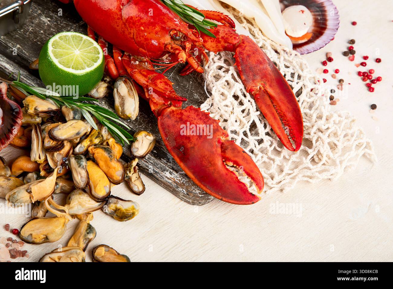 Varietà di pesce fresco ed erbe aromatiche. Pesce fresco e specialità di pesce. Vista dall'alto. Foto Stock