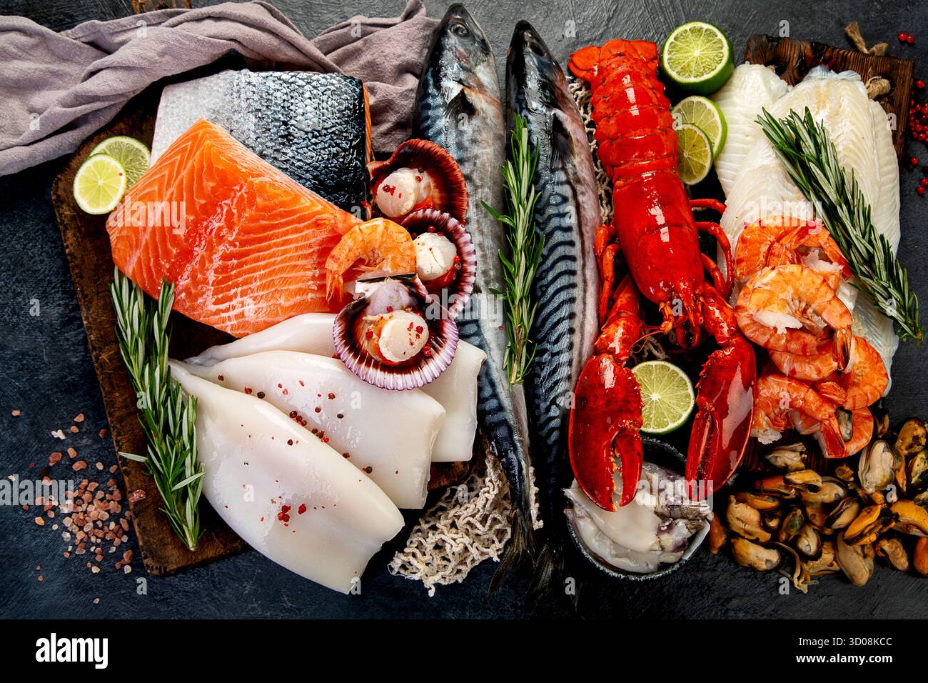 Varietà di pesce fresco ed erbe aromatiche. Pesce fresco e specialità di pesce. Vista dall'alto. Foto Stock