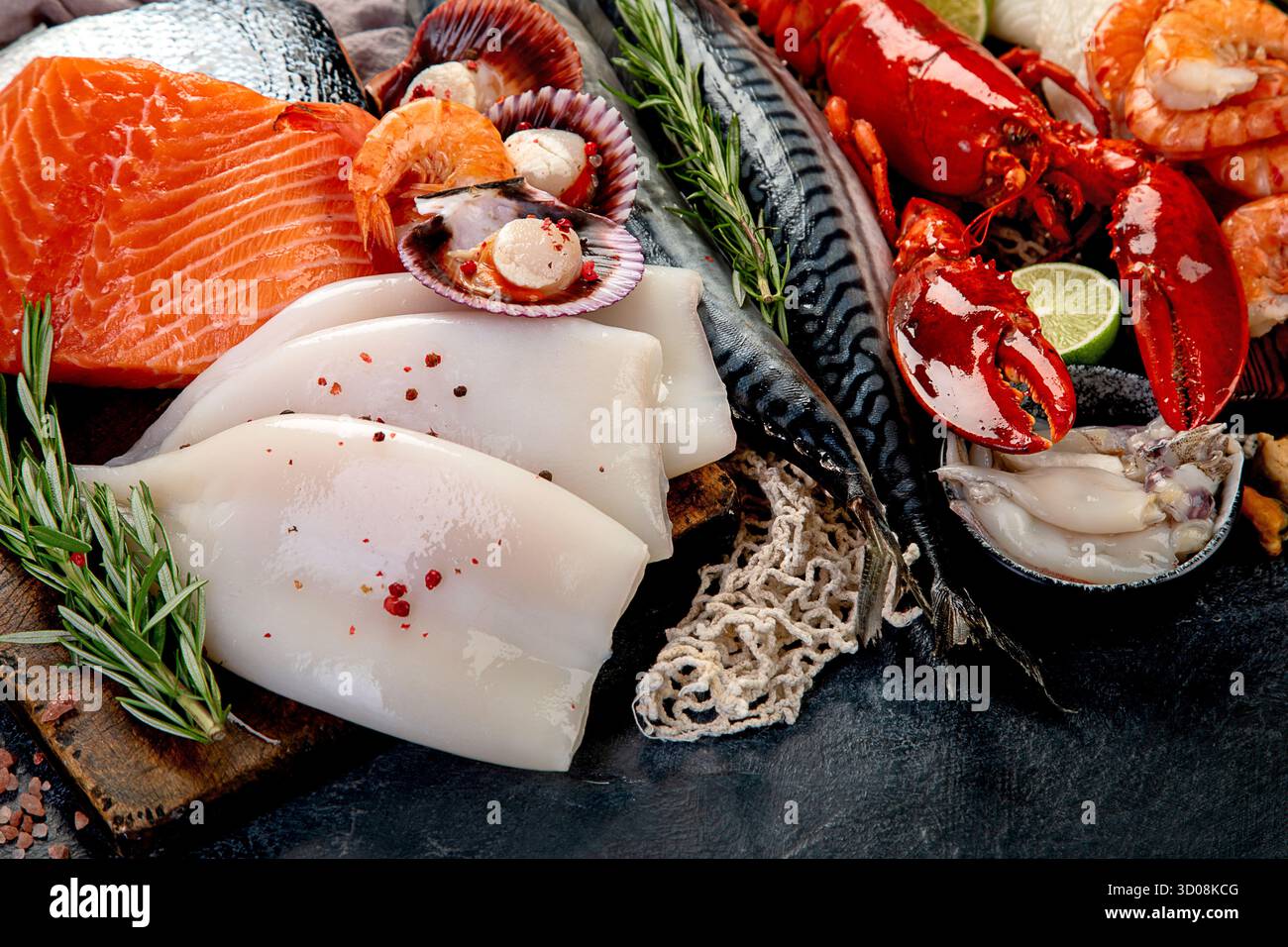Varietà di pesce fresco ed erbe aromatiche. Pesce fresco e specialità di pesce. Vista dall'alto. Foto Stock