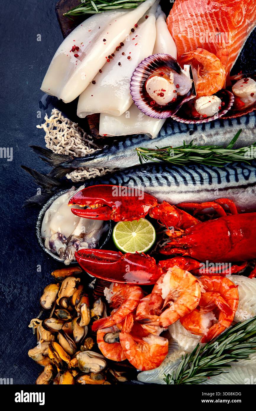Varietà di pesce fresco ed erbe aromatiche. Pesce fresco e specialità di pesce. Vista dall'alto. Foto Stock