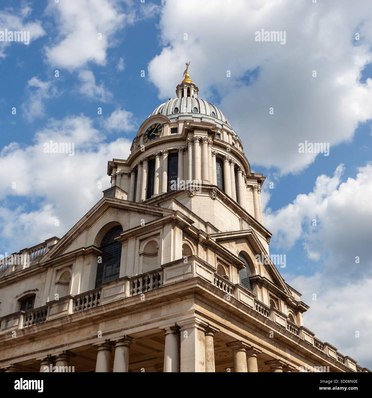 Architettura storica della cupola dell'Old Royal Naval College di Greenwich, Londra, con un cielo azzurro. Foto Stock