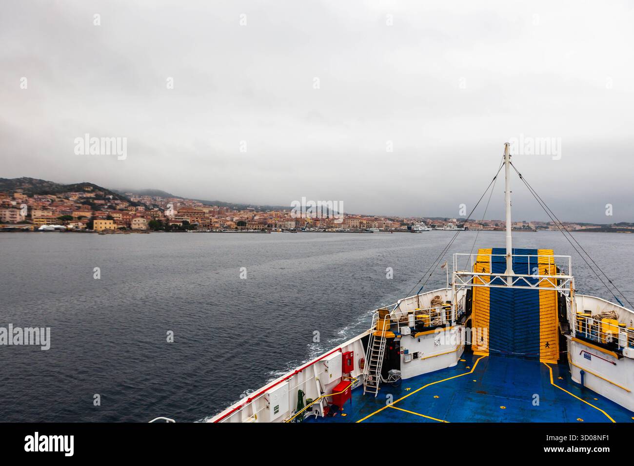 La Maddalena, Italia - 16 ottobre 2024: Vista della città di la Maddalena in un giorno di pioggia dal traghetto Palau. Foto Stock