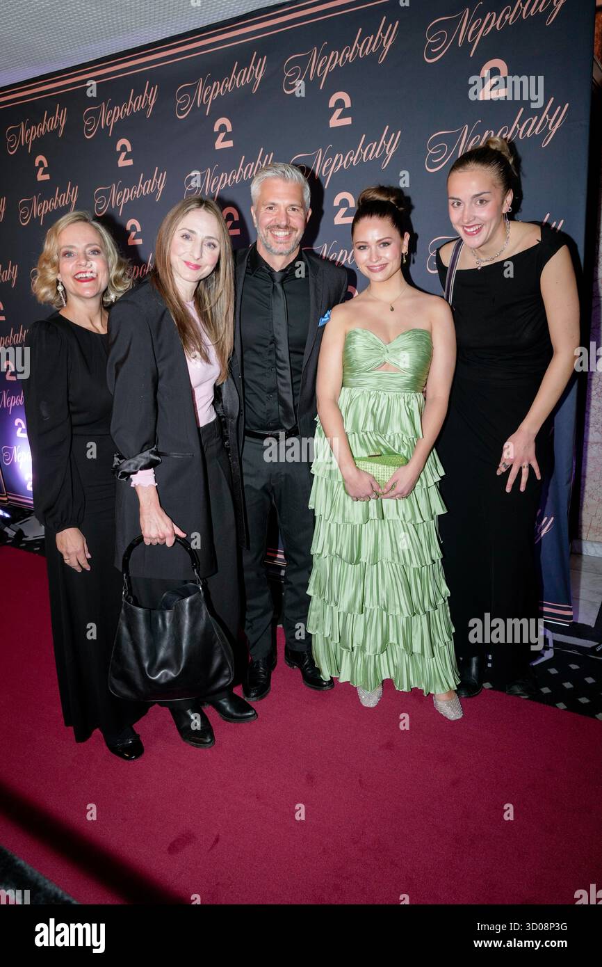 Oslo 20251021. Da sinistra: Henriette Steenstrup, Kristin Grue, Nicolai Cleve Broch, Vivild Falk Berg e Helle Ryg EIA. Arriverai alla première di Nepobaby al Grand Hotel. Il film ha vinto premi a Cannes ed è stato venduto all'estero, ma la serie non è ancora stata presentata in Norvegia foto: Terje Bendiksby / NTB questo testo è auto tradotto Credit: NTB/Alamy Live News Foto Stock