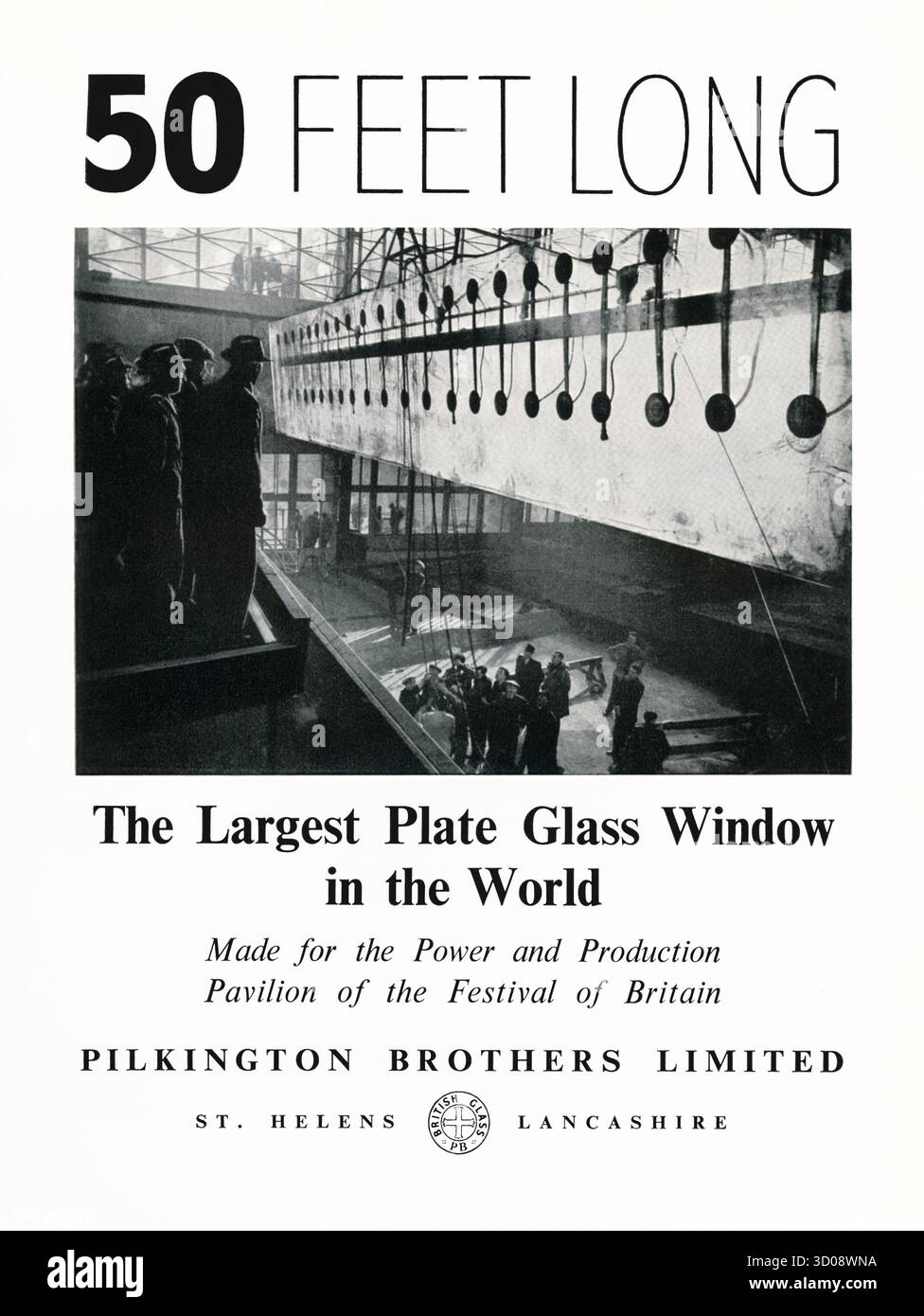 Un annuncio pubblicitario del 1951 per Pilkington Glass. Questo apparve in una rivista di design che segnava le celebrazioni del Festival of Britain in Gran Bretagna quell'anno. La fotografia mostra una vetrata gigante che l'azienda ha fornito per l'evento. Pilkington è un'azienda produttrice di vetro con sede a Lathom, Lancashire, Inghilterra, Regno Unito. Fondata nel 1826 come St Helens Crown Glass Company, la società crebbe gradualmente fino a diventare il più grande datore di lavoro a St Helens, dove originariamente aveva sede - grafica vintage anni '1950. Foto Stock