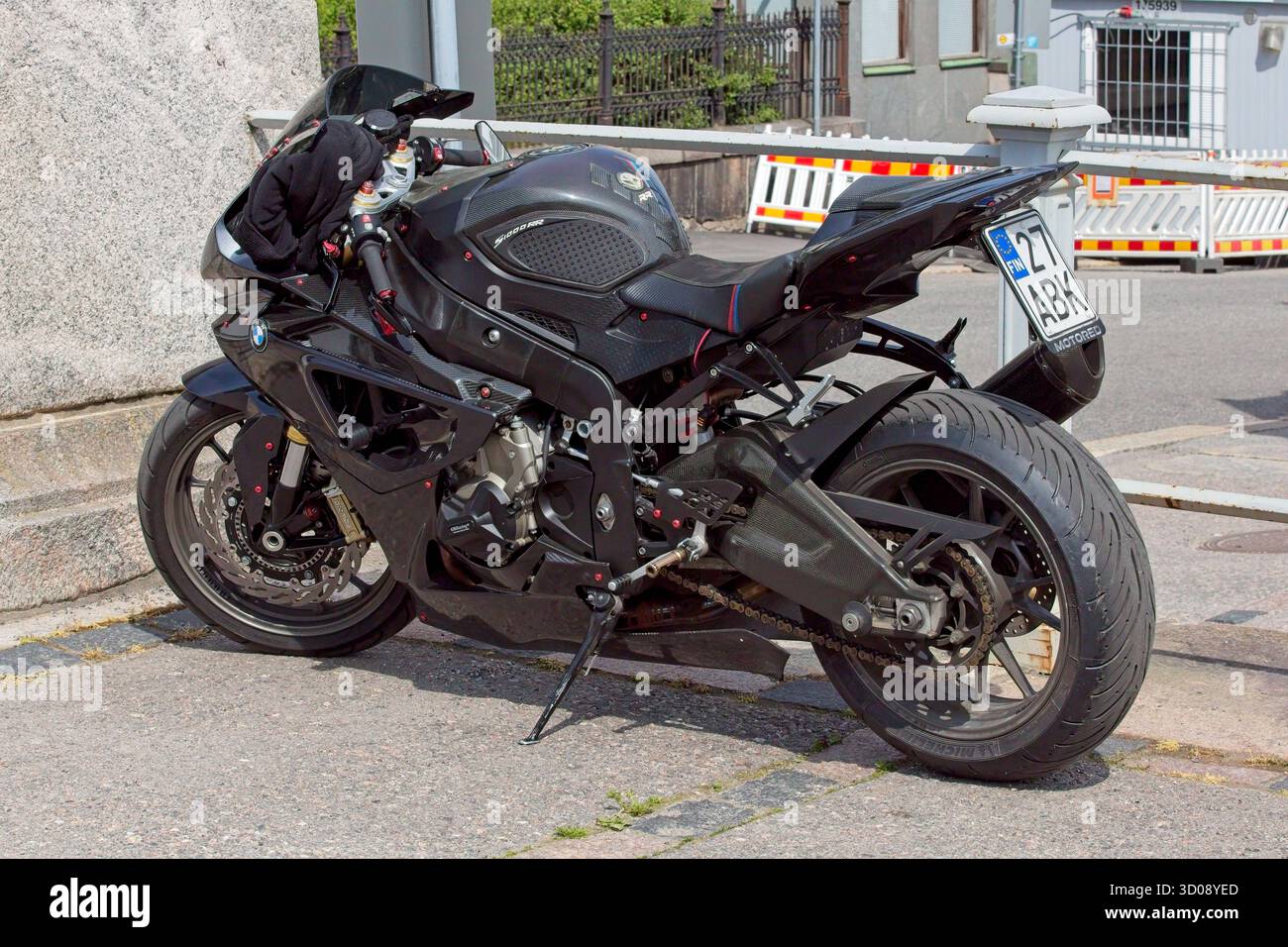 La motocicletta BMW S1000R parcheggiata su una strada. Foto Stock