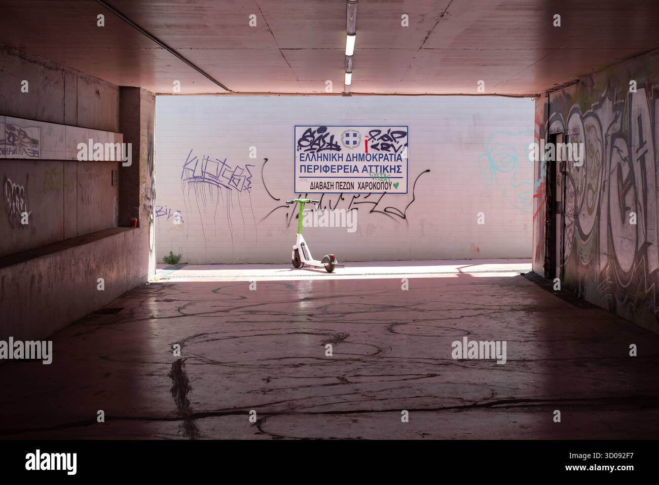 Noleggio scooter di calce alla fine del tunnel sotterraneo pedonale ad Atene, Grecia Foto Stock