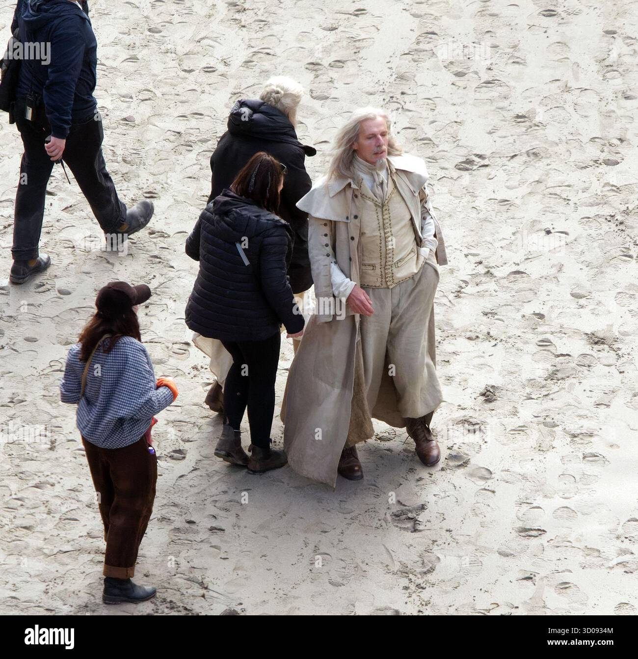 Location di Harry Potter, riprese a Kynance Cove, Cornovaglia, A Warner bros, Discovery, produzione HBO. Diversi nuovi attori in costume avvistati sulla spiaggia, Lambert Wilson nel ruolo di Nicolas Flamel, il creatore della pietra filosofale. John Lithgow nel ruolo di Dumbeldore, suggeriamo che Sarah Miles sia qui a interpretare Perenelle Flamel moglie di Nicolas Flamel. Harry Potter, The Philosopher's Stone, location shoot a Kynance Cove, Cornovaglia, John Lithgow in costume come Albus Silente con la barba bianca, l'attore Lambert Wilson ha visto qui in personaggio come il creatore della pietra filosofale, Nicolas Flamel. La donna Char Foto Stock
