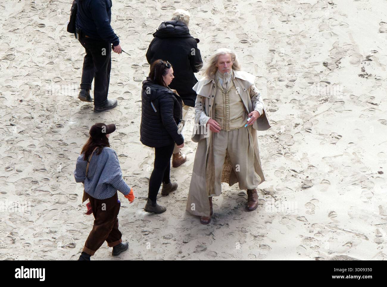 Location di Harry Potter, riprese a Kynance Cove, Cornovaglia, A Warner bros, Discovery, produzione HBO. Diversi nuovi attori in costume avvistati sulla spiaggia, Lambert Wilson nel ruolo di Nicolas Flamel, il creatore della pietra filosofale. John Lithgow nel ruolo di Dumbeldore, suggeriamo che Sarah Miles sia qui a interpretare Perenelle Flamel moglie di Nicolas Flamel. Harry Potter, The Philosopher's Stone, location shoot a Kynance Cove, Cornovaglia, John Lithgow in costume come Albus Silente con la barba bianca, l'attore Lambert Wilson ha visto qui in personaggio come il creatore della pietra filosofale, Nicolas Flamel. La donna Char Foto Stock
