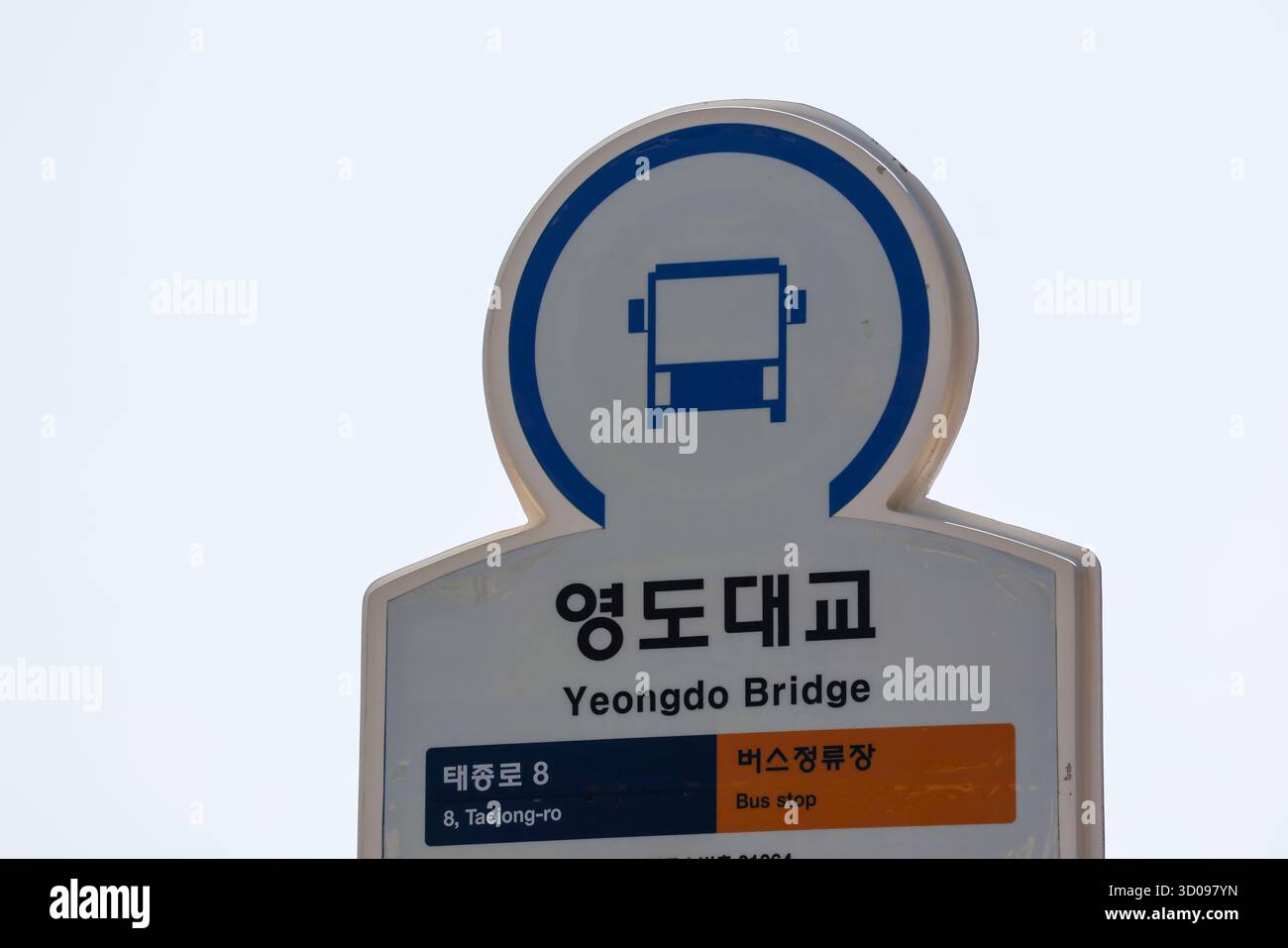 La fermata coreana dell'autobus per Yeongdo Bridge fornisce informazioni sui trasporti pubblici Foto Stock
