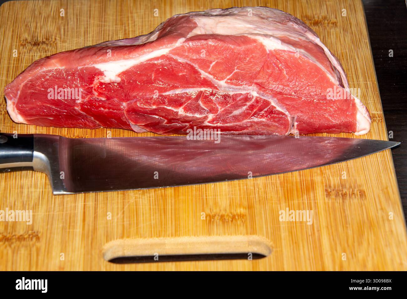 Un pezzo di manzo crudo, pronto per essere tritato, per entrare nell'hachee. Foto Stock