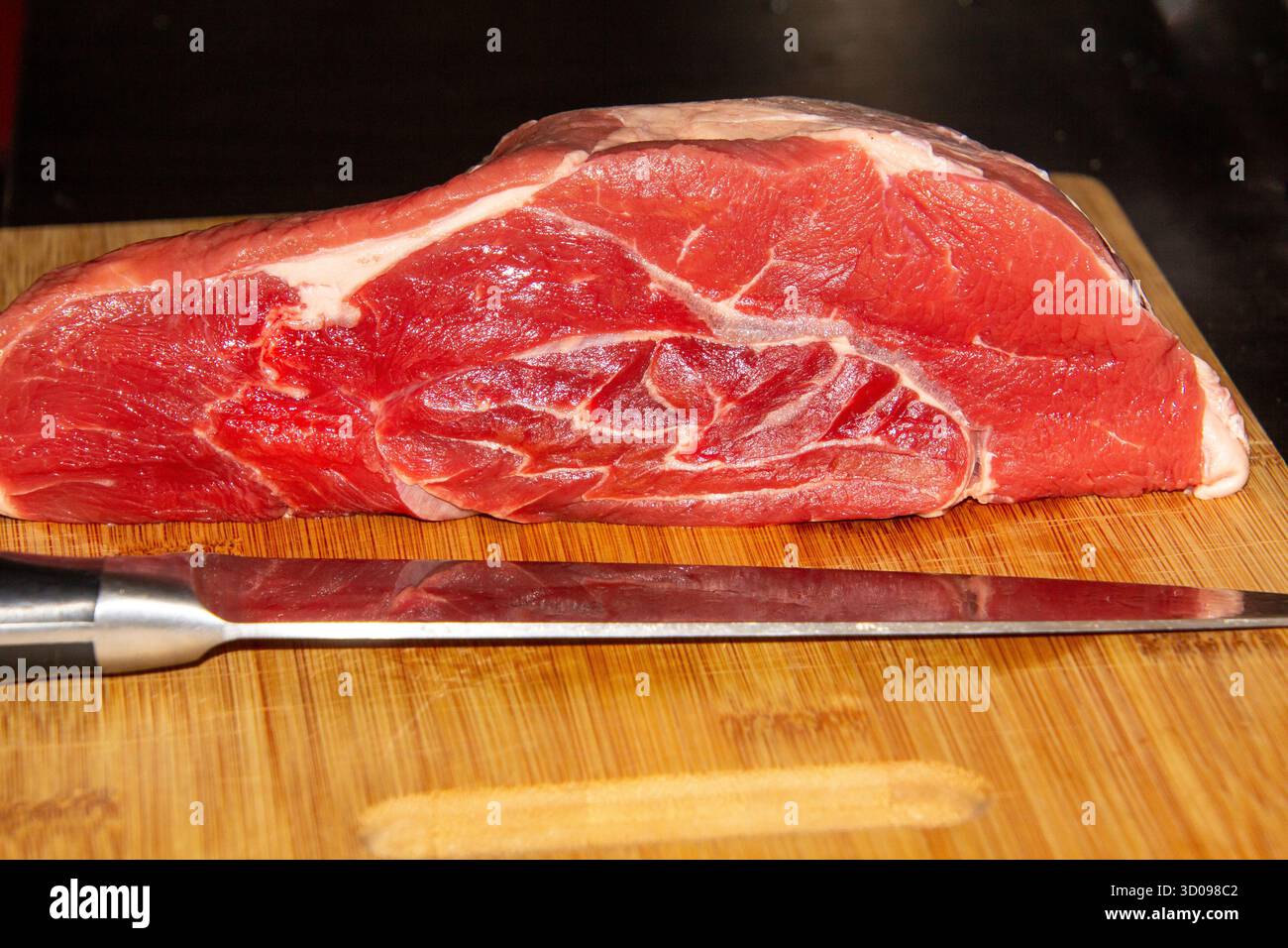 Un pezzo di manzo crudo, pronto per essere tritato, per entrare nell'hachee. Foto Stock