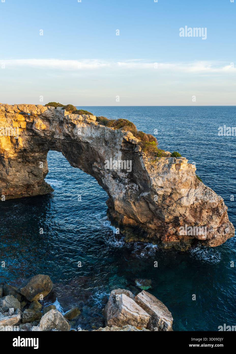 Splendido arco roccioso naturale che si innalza dalle limpide acque turchesi di Cala Santanyi, Maiorca. Splendido paesaggio mediterraneo con scogliere e mare vi Foto Stock