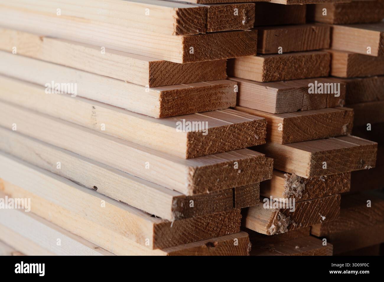 Pila di tavole di legno pronte per progetti di costruzione e carpenteria Foto Stock