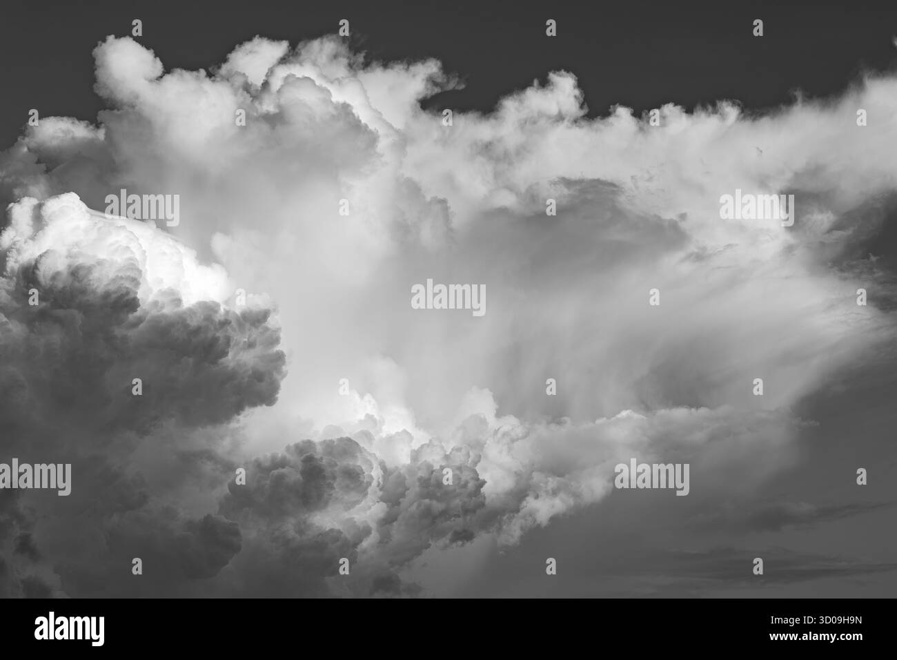 Spettacolare formazione di nubi cumulonimbus in bianco e nero, che mostra texture, contrasto e la potenza della natura nel cielo. Foto Stock