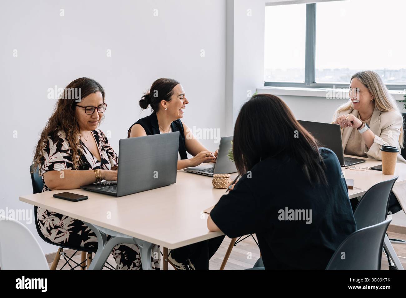 gruppo di donne che lavorano in ufficio Foto Stock