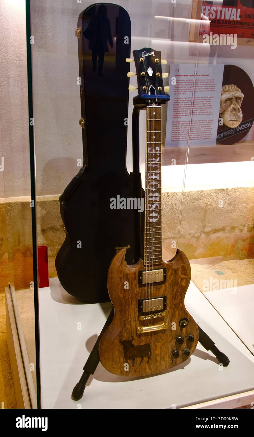 Gibson SG chitarra in edizione speciale Osborne realizzata con rovere americano da un barile di 100 anni Bodegas Osborne El Puerto de Santa María Cadice Spagna Foto Stock