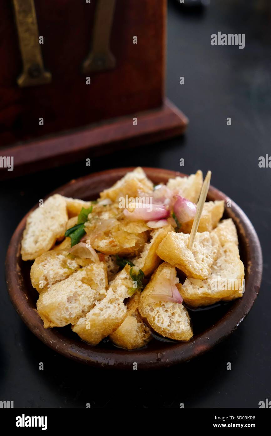 La gejrot di Tahu è un popolare cibo tradizionale di Cirebon, Giava occidentale Foto Stock