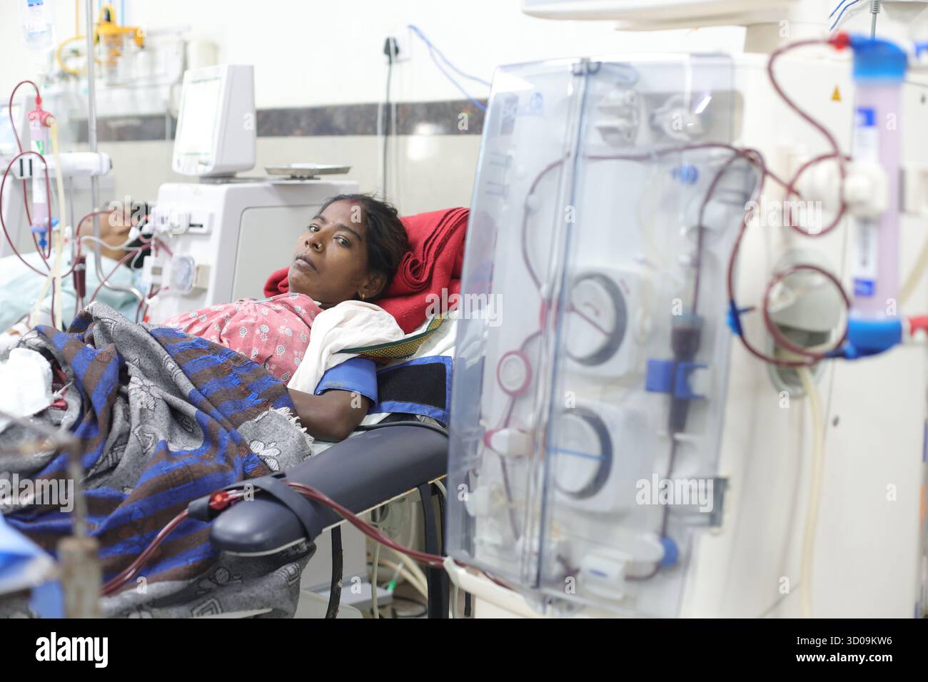 Pazienti in fase di dialisi presso un ospedale statale di dialisi a Prayagraj, Uttar Pradesh, India. Foto Stock