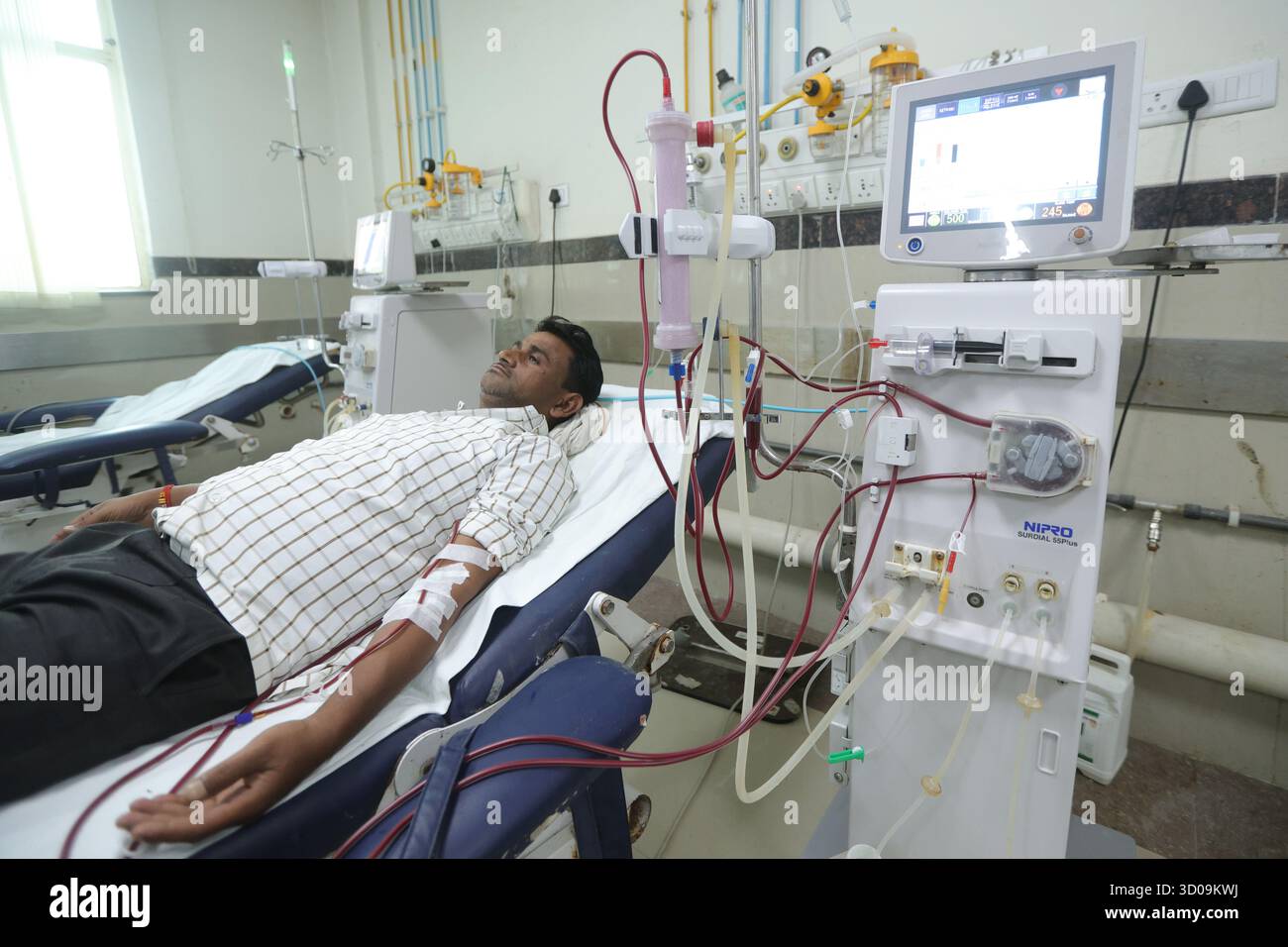 Pazienti in fase di dialisi presso un ospedale statale di dialisi a Prayagraj, Uttar Pradesh, India. Foto Stock