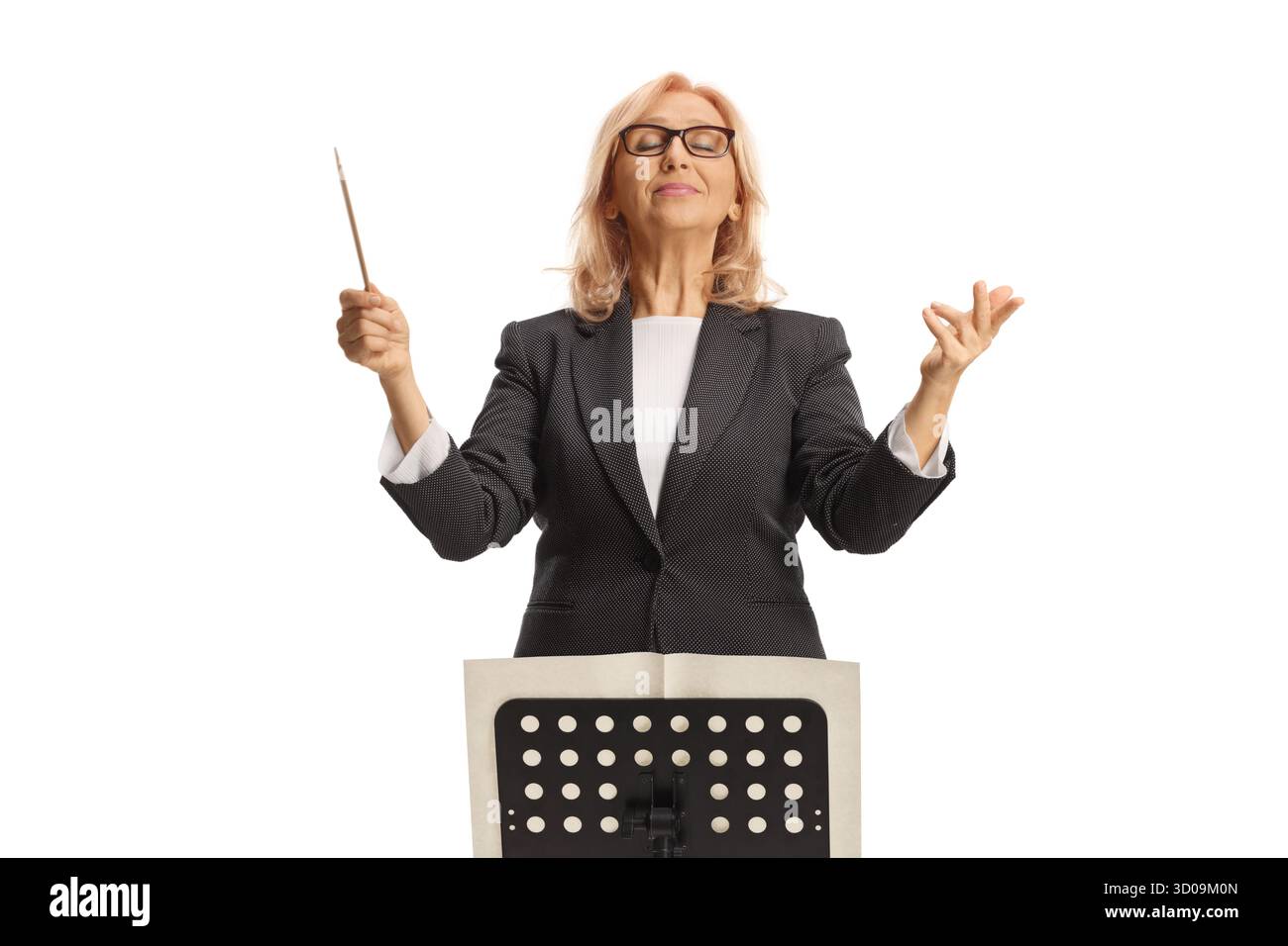 Direttore femminile che dirige un'orchestra isolata su sfondo bianco Foto Stock