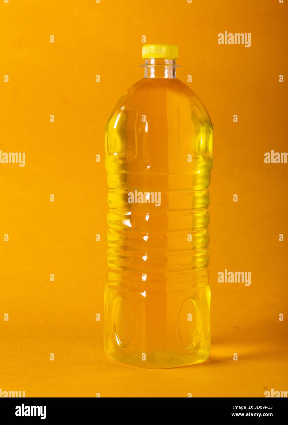 Tradizionale olio di arachidi in legno spremuto a freddo dal Tamil Nadu, India. Olio biologico, senza sostanze chimiche estratto da arachidi utilizzando legno antico Foto Stock