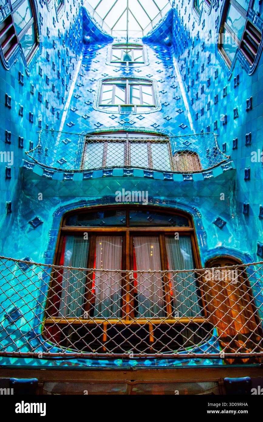 Barcellona, Spagna - 12 luglio 2025: La splendida decorazione di piastrelle in ceramica blu a Casa Batlo a Barcellona, Spagna Foto Stock