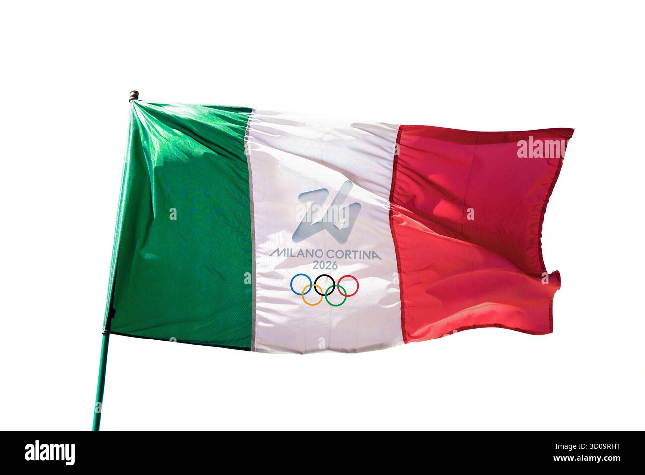 Foto del logo delle olimpiadi invernali di Milano Cortina 2026 su una bandiera italiana su un palo isolato su sfondo bianco, ritagliato a png Foto Stock