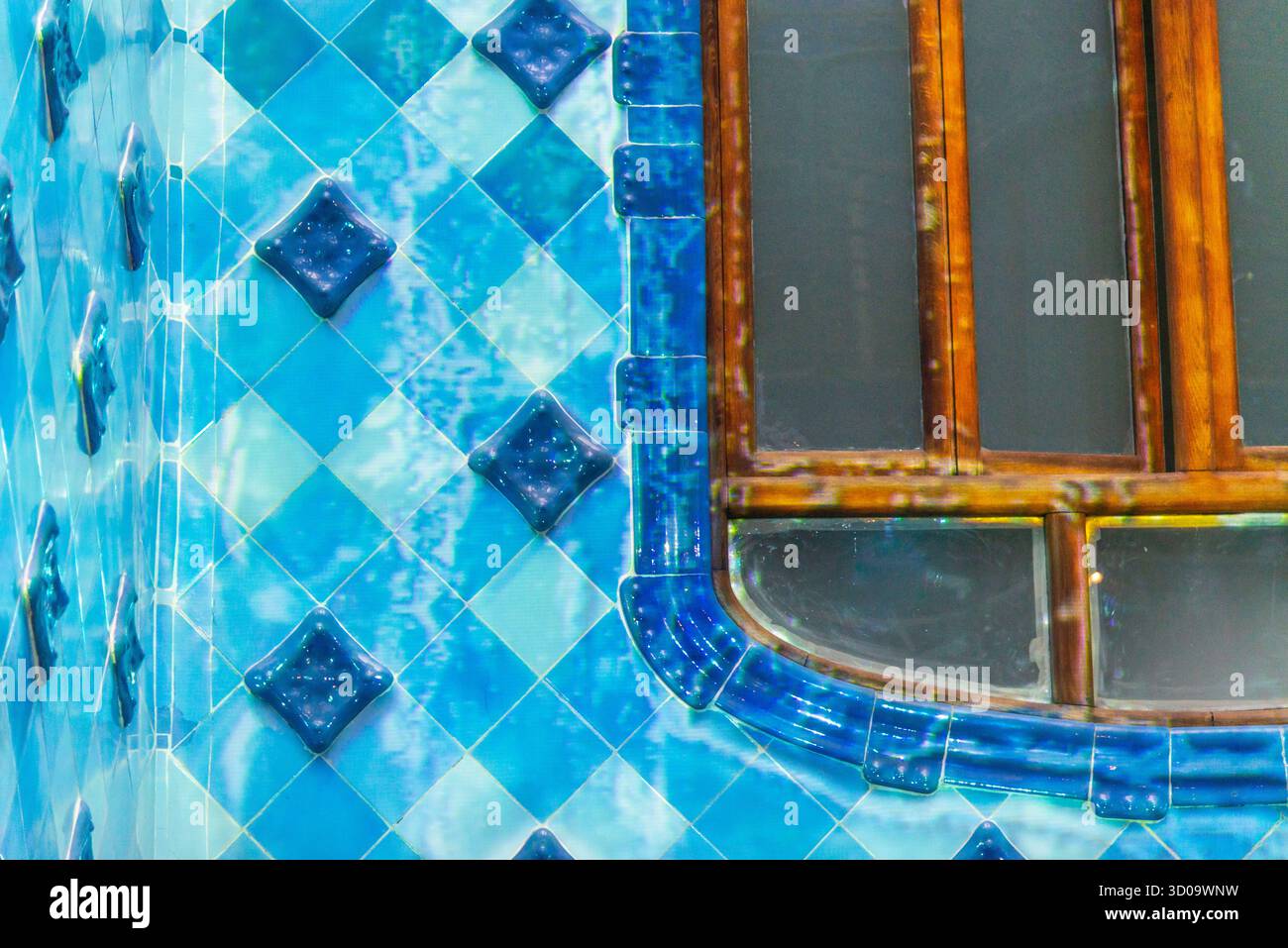 Barcellona, Spagna - 12 luglio 2025: La splendida decorazione di piastrelle in ceramica blu a Casa Batlo a Barcellona, Spagna Foto Stock