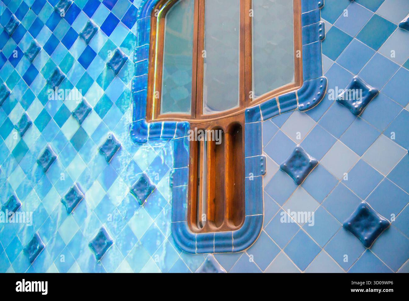 Barcellona, Spagna - 12 luglio 2025: La splendida decorazione di piastrelle in ceramica blu a Casa Batlo a Barcellona, Spagna Foto Stock
