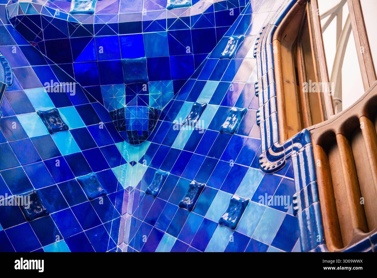 Barcellona, Spagna - 12 luglio 2025: La splendida decorazione di piastrelle in ceramica blu a Casa Batlo a Barcellona, Spagna Foto Stock