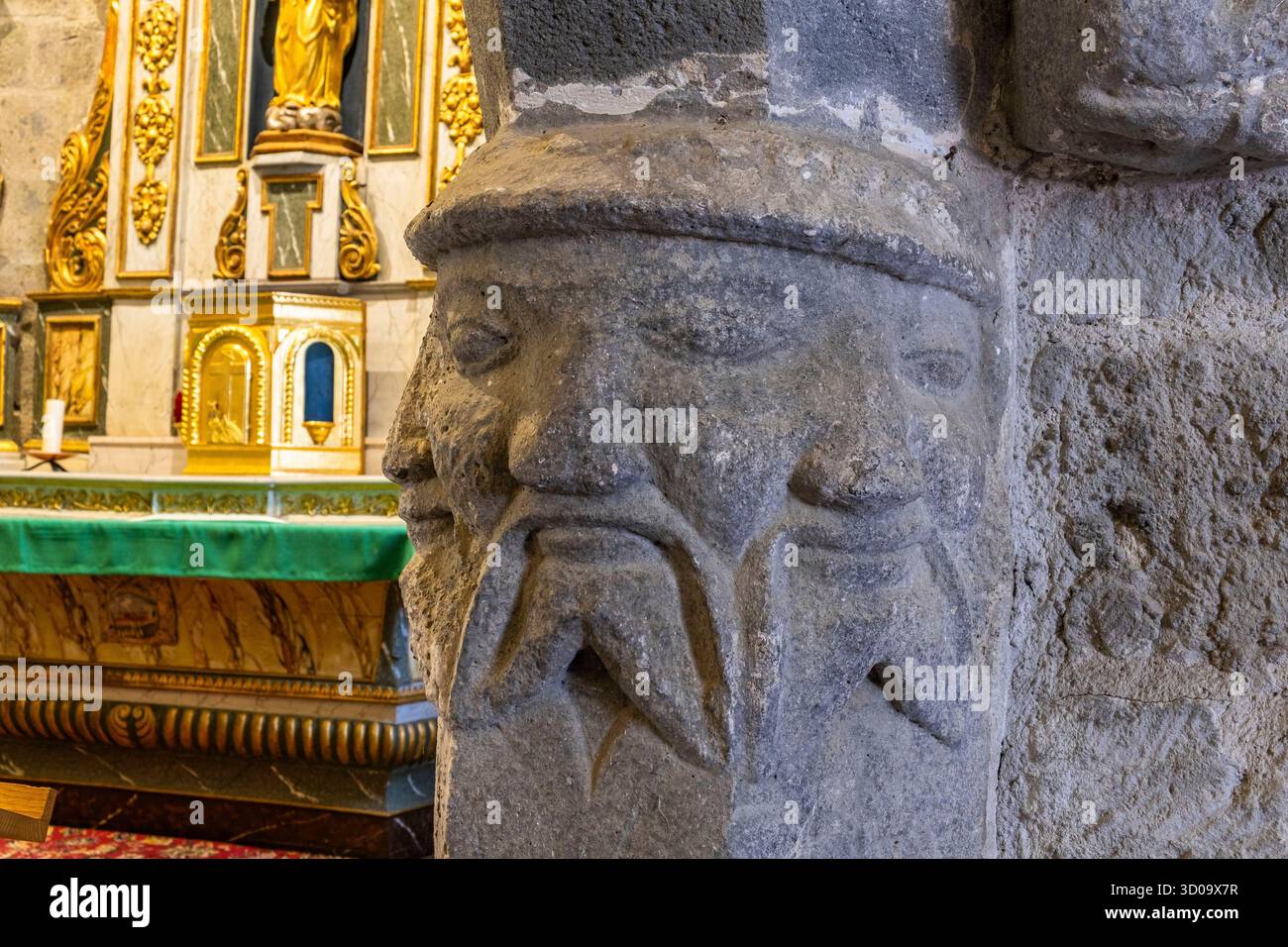 Francia, Aveyron, Therondels, chiesa di Notre Dame, la trinità rappresentata da tre facce con occhi comuni Foto Stock