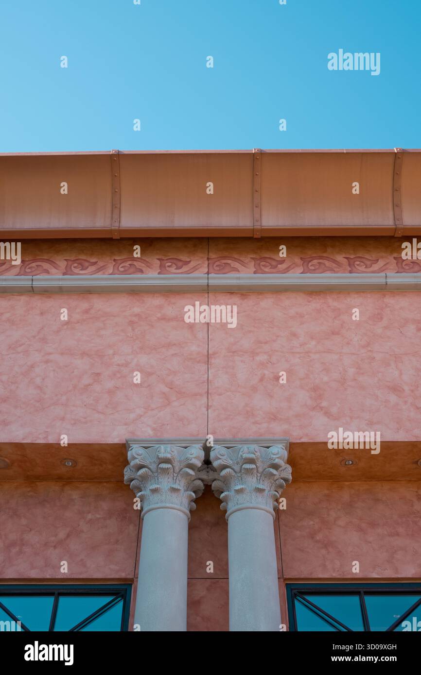 Dettagli architettonici con colonne gemelle e pareti in terracotta contro il cielo azzurro Foto Stock