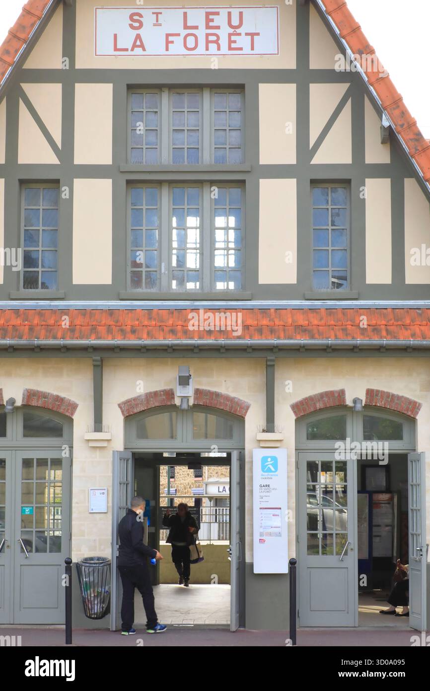 Francia, Val d'Oise, Valle di Montmorency, Saint Leu la Foret, 1925 stazione ferroviaria in stile Normandia a graticcio Foto Stock