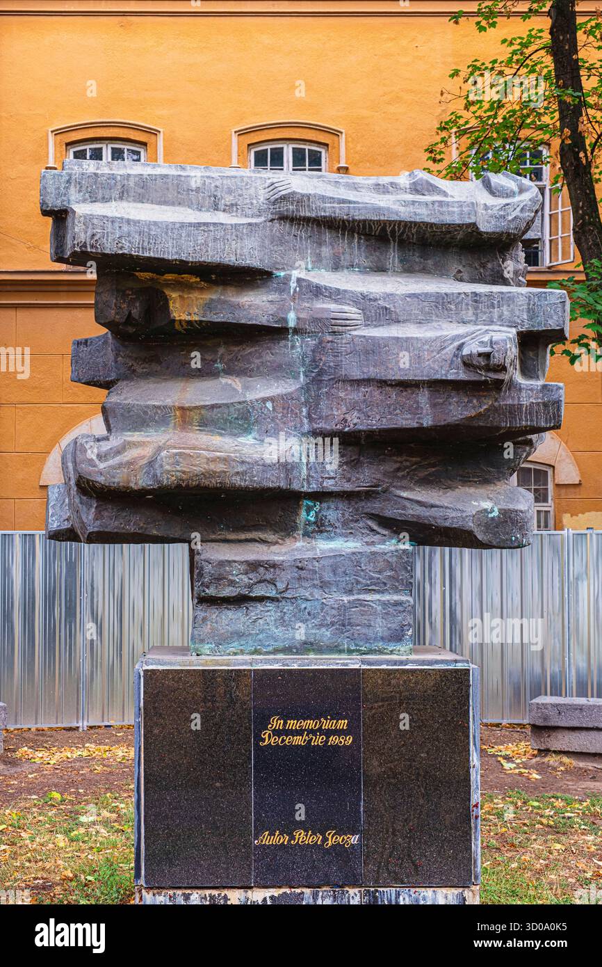 Romania, regione del Banato, Timisoara, uno dei 14 monumenti eretti in memoria della rivoluzione del dicembre 1989, scultura in bronzo realizzata nel 1998 dallo scultore Peter Jecza Foto Stock