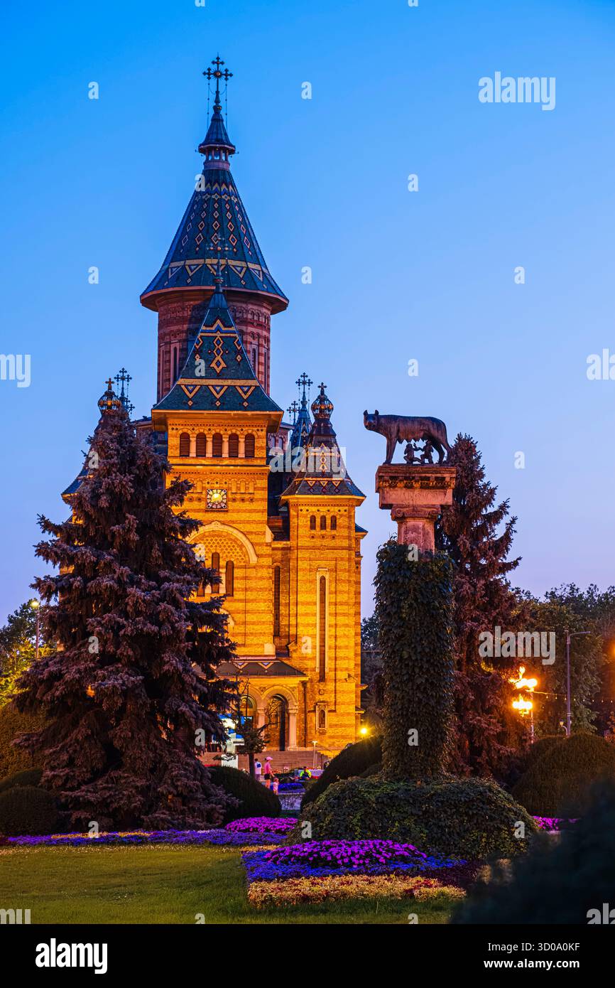 Romania, regione del Banato, Timisoara, cattedrale ortodossa emblematica della città costruita tra il 1936 e il 1946 e la lupa romana che illustra l'influenza latina sulla cultura rumena Foto Stock