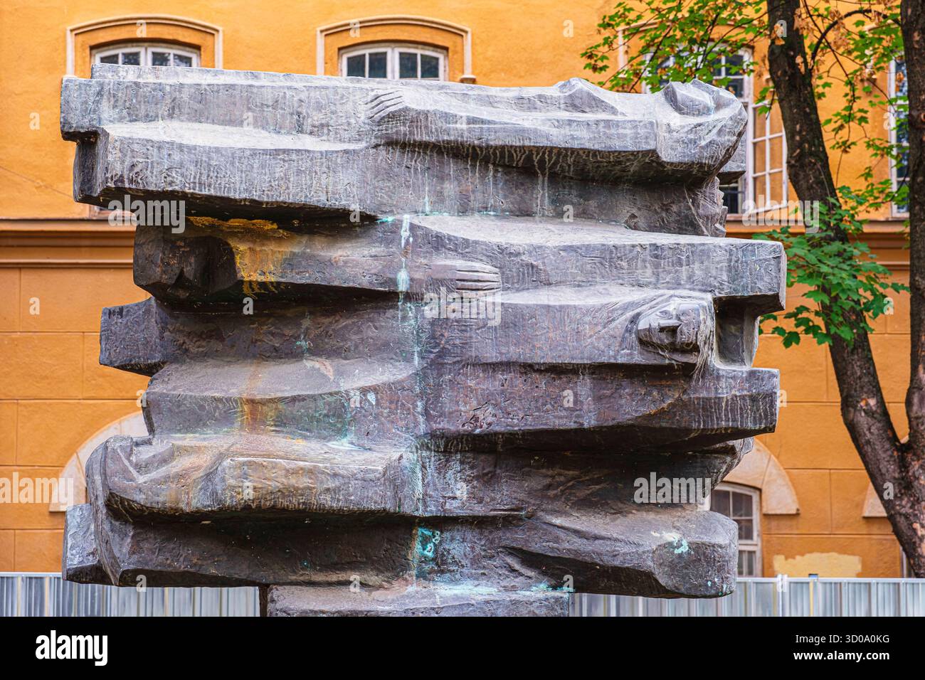 Romania, regione del Banato, Timisoara, uno dei 14 monumenti eretti in memoria della rivoluzione del dicembre 1989, scultura in bronzo realizzata nel 1998 dallo scultore Peter Jecza Foto Stock