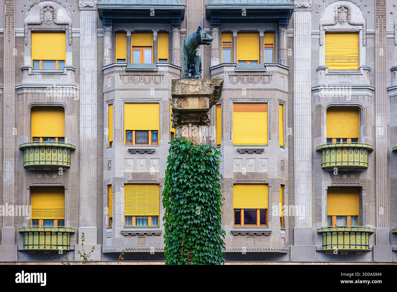 Romania, regione del Banato, Timisoara, Piazza della Vittoria (Pia?a Victoriei), la lupa romana che illustra l'influenza latina sulla cultura rumena e il Palazzo Dauerbach (1913) in stile Art Nouveau Foto Stock