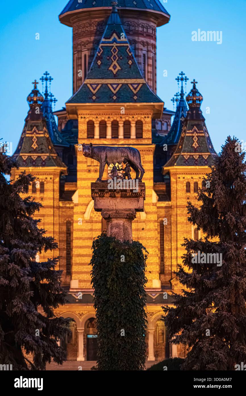 Romania, regione del Banato, Timisoara, cattedrale ortodossa emblematica della città costruita tra il 1936 e il 1946 e la lupa romana che illustra l'influenza latina sulla cultura rumena Foto Stock