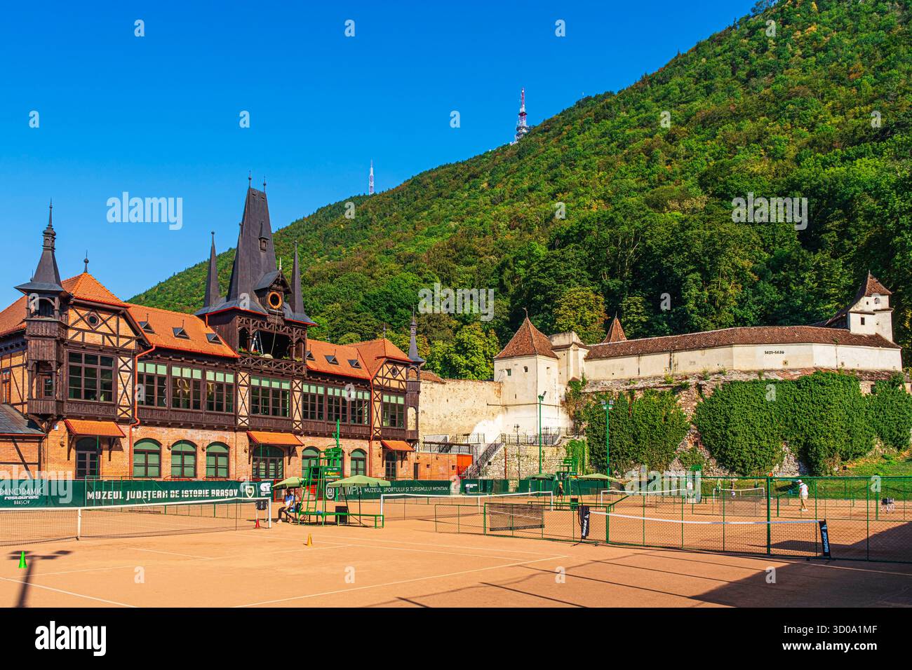 Romania, Transilvania, Brasov, centro storico, Olimpia, il primo Museo rumeno dello Sport e del Turismo di montagna e il Bastione dei tessitori del XV secolo (Bastionul 'es?torilor) Foto Stock