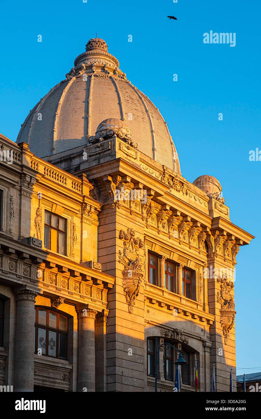 Romania, Bucarest, centro storico, Victory Avenue (Calea Victoriei), Museo Nazionale di storia della Romania inaugurato nel 1970 e situato all'interno dell'ex Palazzo dei servizi postali Foto Stock
