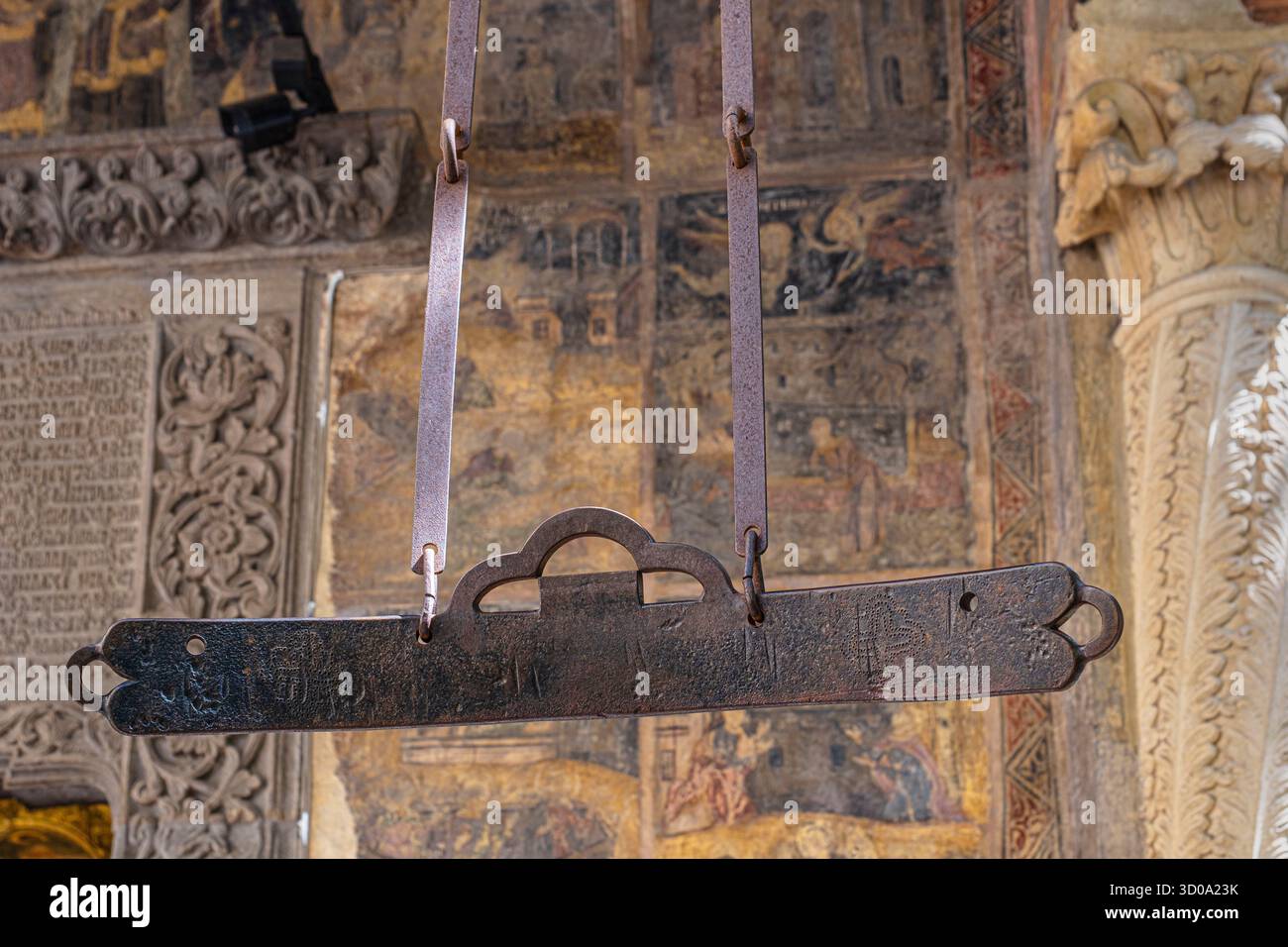 Romania, Bucarest, centro storico, chiesa del monastero ortodosso Stavropoleos completata nel 1724, semantron sospeso (legno o ferro) che viene colpito con un martello di legno per richiedere servizi religiosi Foto Stock